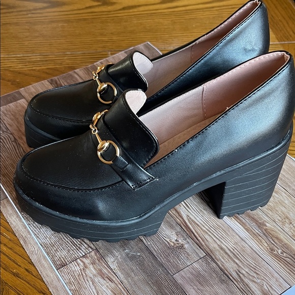 Chic Black Loafers with Gold Accents - Picture 7 of 9